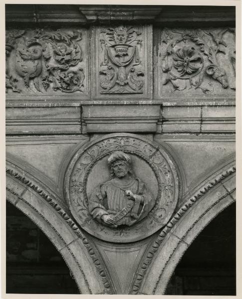 Milano - bombardamenti 1943 - Ca' Granda (ex Ospedale Maggiore) - Portico Amadeo - tondo con busto raffigurante il personaggio biblico Mathan