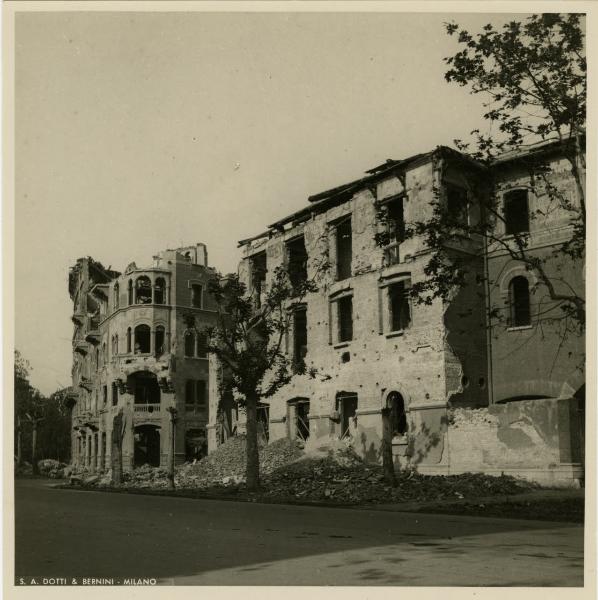 Milano - bombardamenti 1943 - via Canova angolo via Piermarini