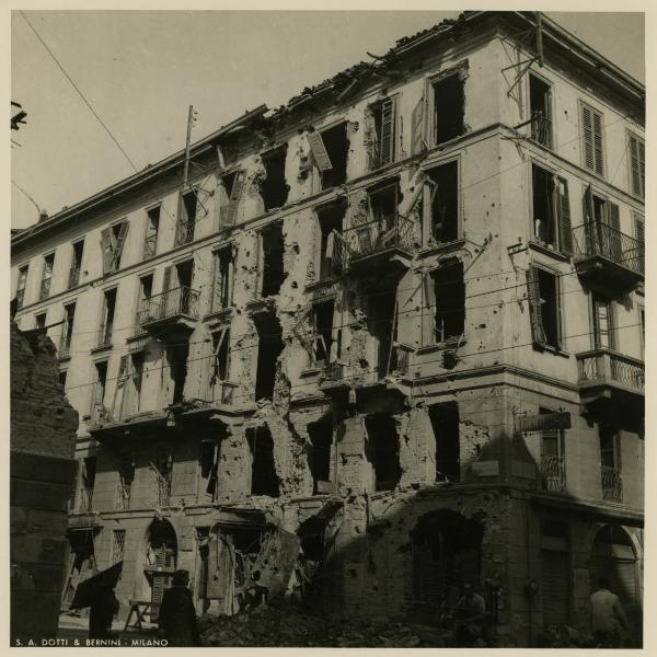 Milano - bombardamenti 1943 - corso di Porta Nuova angolo via della Moscova
