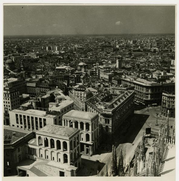 Milano - bombardamenti - veduta dalla Guglia Maggiore del Duomo verso sud-ovest - Arengario - piazza Duomo - iscrizioni di guerra "MUSEO DANNEGGIATO DAI LIBERATORI ANGLOSASSONI"