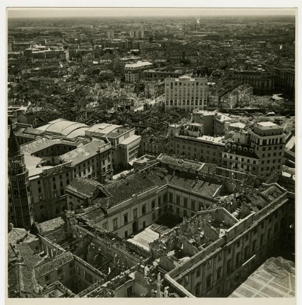 Milano - bombardamenti - veduta dalla Guglia Maggiore del Duomo verso sud - chiesa di San Gottardo in Corte - Palazzo Reale - Bottonuto