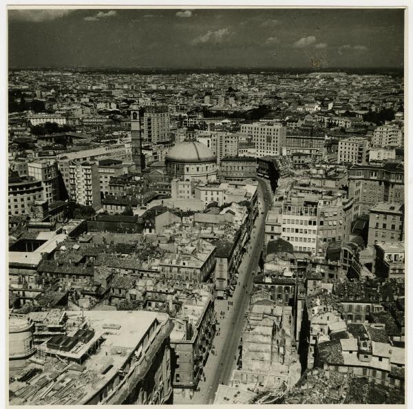 Milano - bombardamenti - veduta dalla Guglia Maggiore del Duomo verso est - corso Vittorio Emanuele - chiesa di San Carlo al Corso