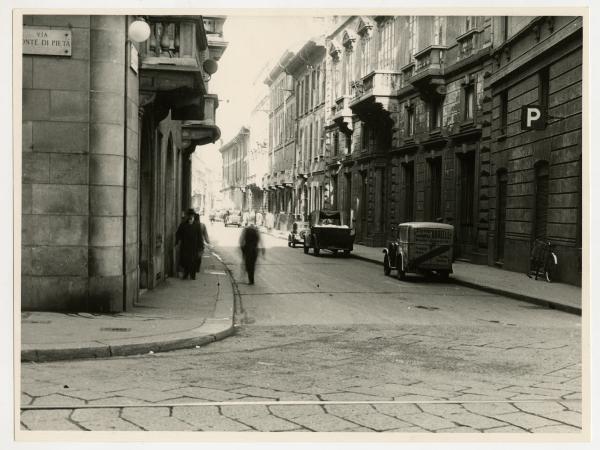 Milano - bombardamenti 1943 - via Borgonuovo angolo via Monte di Pietà