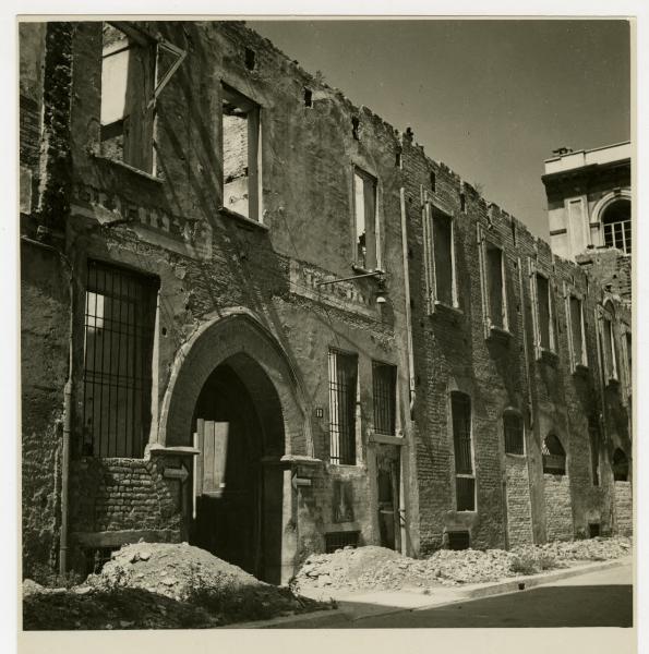 Milano - bombardamenti 1943 - resti di Palazzo Sfondrati (futura piazza Erculea 11, già via Rugabella) e di Casa Valerio - iscrizioni di guerra "US" (uscita di sicurezza) con frecce