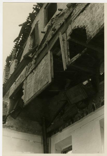 Milano - bombardamenti 1943 - edificio danneggiato
