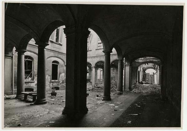 Milano - bombardamenti 1943 - Palazzo danneggiato