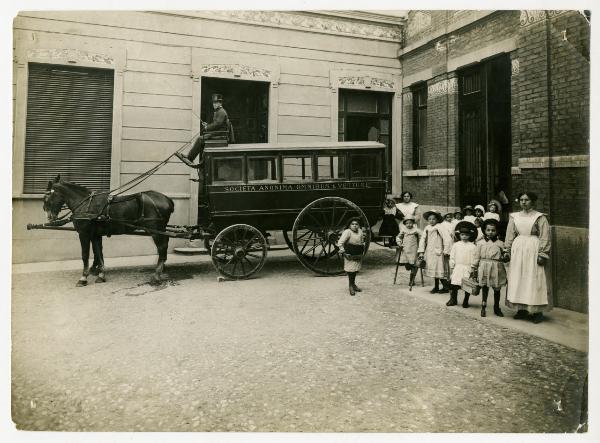 Carrozza a cavallo della Società anonima omnibus con un gruppo di bambini ospiti dell'Istituto dei Rachitici