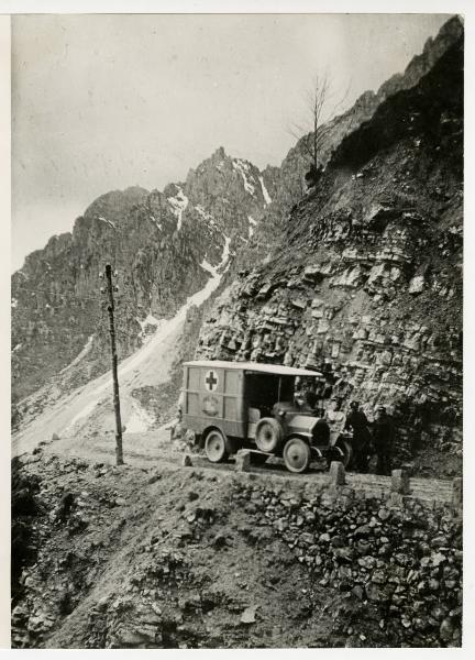 Ambulanza 15 ter in servizio sul fronte durante la Prima guerra mondiale