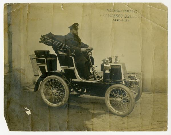 Automobile con autista in divisa della Carrozzeria Francesco Belloni di Milano