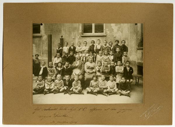 Milano - Scuola elementare di Vicolo S. Spirito, ora Istituto Comprensivo Milano Spiga - Ritratto di gruppo - Classe I C anno 1914 - Alunni - Insegnante - Carlo Antonio Mor