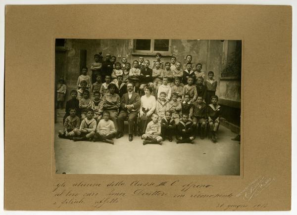 Milano - Scuola elementare di Vicolo S. Spirito, ora Istituto Comprensivo Milano Spiga - Ritratto di gruppo - Classe III C anno 1914 - Alunni - Insegnante - Carlo Antonio Mor