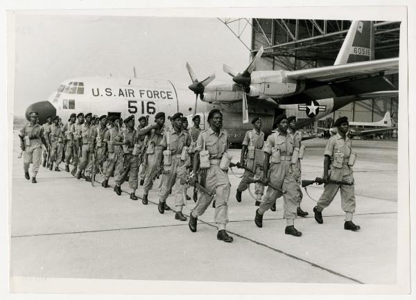 Repubblica Democratica del Congo - 1960 - Sbarco dei soldati ghanesi delle Nazioni Unite da un velivolo dell'Aeronautica degli Stati Uniti d'America