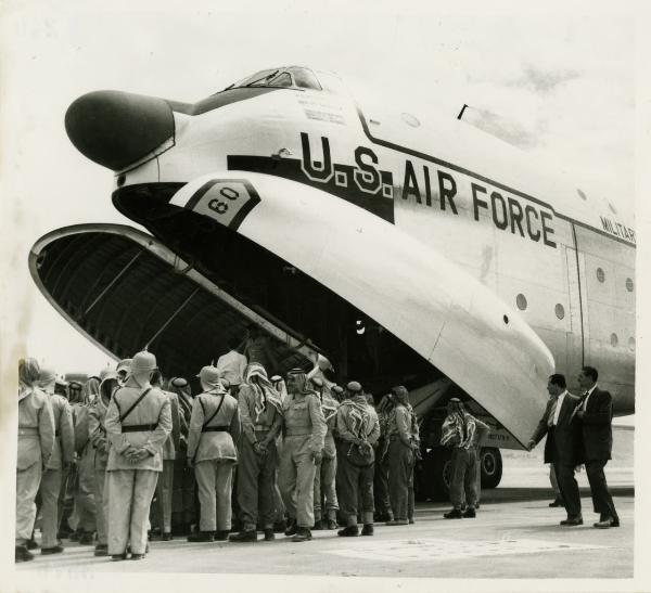 Giordania - Amman - Soldati giordani scaricano forniture militari da un Globemaster dell'Aeronautica degli Stati Uniti