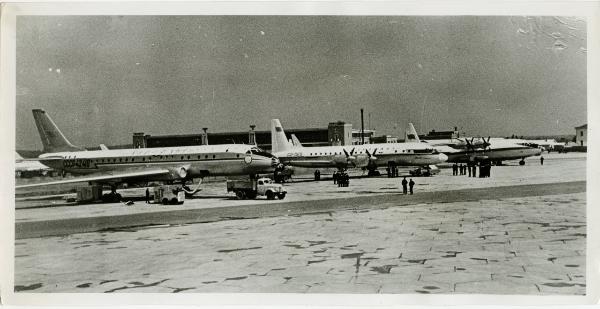 Mosca - Aeroporto - pista atterraggio - aerei Aeroflot: TU 104, Moscow, Ukraine - persone