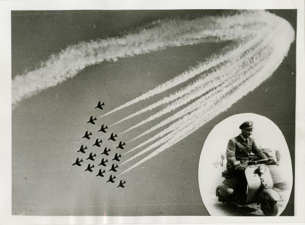 Fotomontaggio di un'esibizione delle Black Arrows al Farnborough Air Show di Londra e del Comandante Peter Latham sul suo scooter