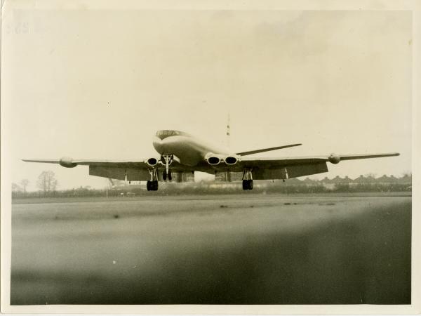 Regno Unito - Hatfield - Il prototipo dell'aereo Comet III in un volo finalizzato alla progettazione del Comet IV