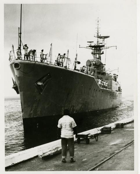 Trinidad e Tobago - Chaguaramas - 1961 - La fregata britannica HMS Rothesay mentre si accinge ad attraccare per rifornirsi di benzina prima di partire per ricercare la "Santa Maria"