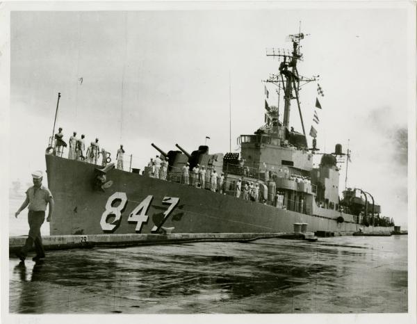 Trinidad e Tobago - Chaguaramas - 1961 - Il cacciatorpediniere  statunitense USS R. L. Wilson mentre si accinge a partecipare alle ricerche della "Santa Maria"