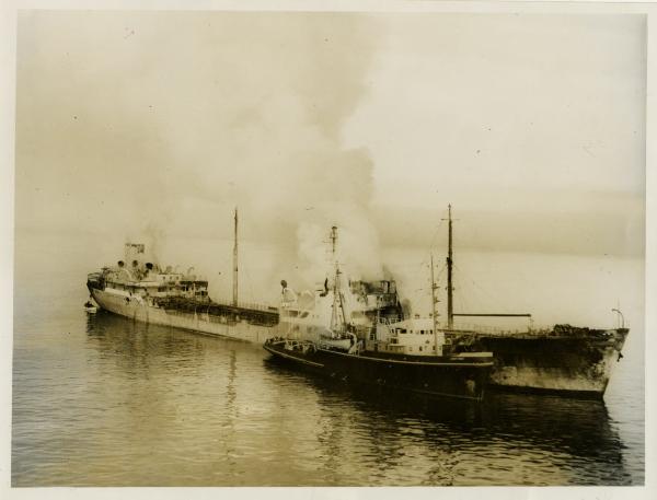 Canale della Manica - La nave cisterna norvegese "Erling Borthen" in fiamme dopo una collisione con la nave liberiana "Santa Rosa"