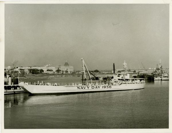 India - Mumbai (Bombay) - 1956 - Nave militare durante le celebrazioni del giorno della Marina