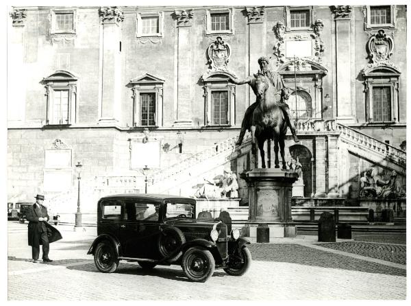 Roma - 1932 - Piazza del Campidoglio - Palazzo Senatorio - Statua equestre di Marco Aurelio - Automobile Fiat 508 soprannominata "Balilla"