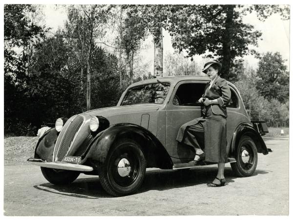 Donna accanto a un'automobile Fiat 508 C. , prima 1100, "nuova Balilla", del 1937