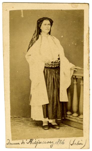 Serbia - Ritratto di donna in costume tradizionale