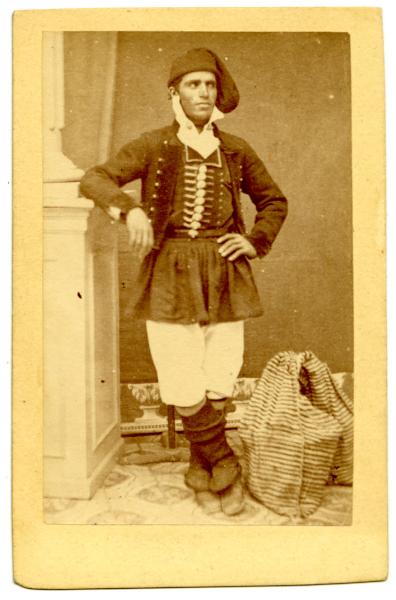 Ritratto di uomo in costume tradizionale