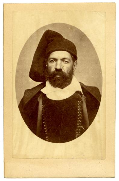 Ritratto di uomo in costume tradizionale