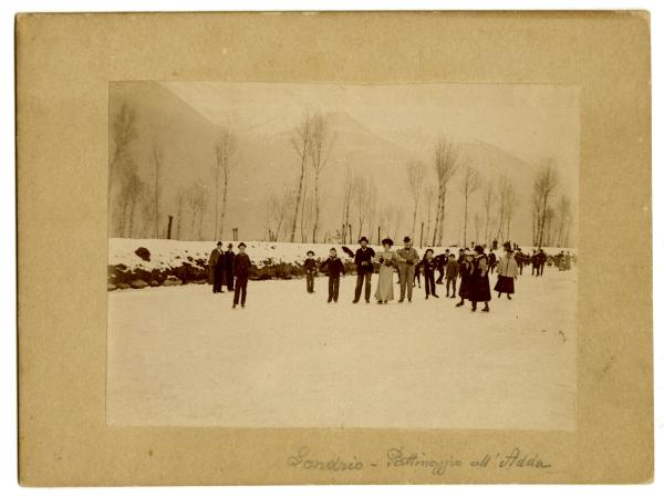 Sondrio - Fiume Adda - Gruppo di persone pattina su ghiaccio - Montagne - Alberi