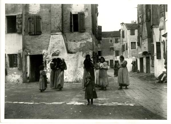 Chioggia - Donne e bambini in una via della città