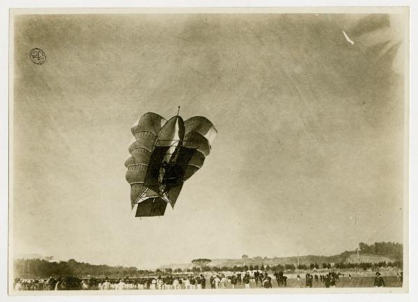 Roma - L'aerostave di Achille Bertelli vola sopra Piazza d'Armi
