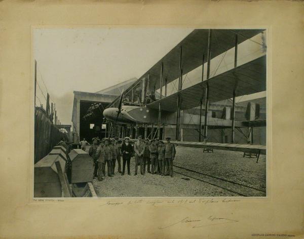 Milano - Taliedo - 1918 - Aeronautica - Giovanni Battista Caproni con un gruppo di piloti inglesi davanti a un triplano Caproni