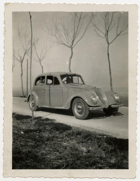 Automobile su strada di campagna