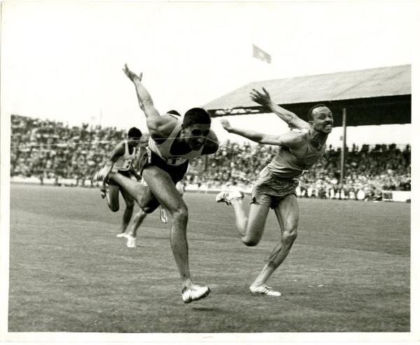 Regno Unito - Glasgow - 1960 - Ghulam Raziq e Keit Gardner al traguardo della 120 iarde durante i Glasgow Rangers Sports