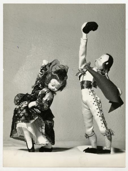 Statuette con costumi da ballerina di flamenco e da torero