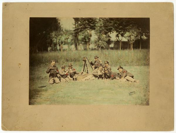 Ritratto di gruppo durante una colazione all'aperto