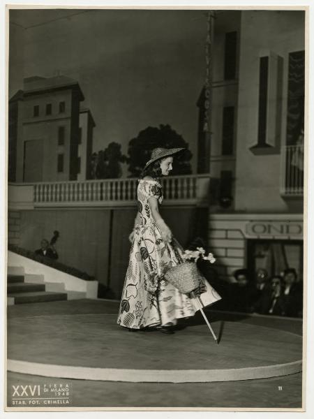 1948 - Fiera di Milano - Moda - Modella con abito di Carlo De Gasperi Zezza