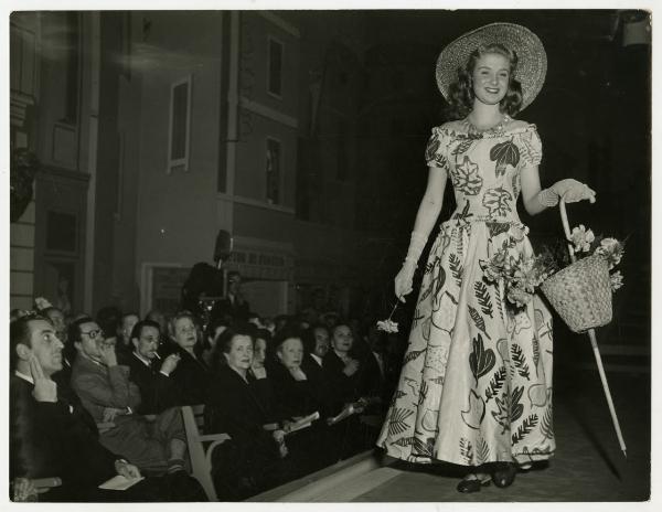 1948 - Fiera di Milano - Moda - Modella con abito di Carlo De Gasperi Zezza