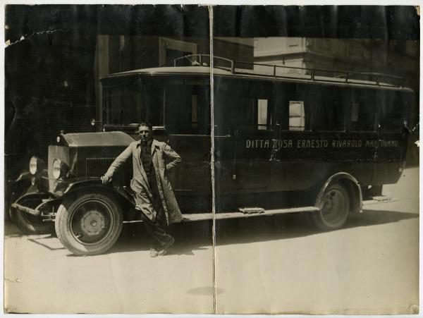 Uomo in posa davanti a un'autocorriera Lancia Pentajota del 1925,  sul veicolo appare la scritta "Ditta Rosa Ernesto Rivarolo Mantovano"