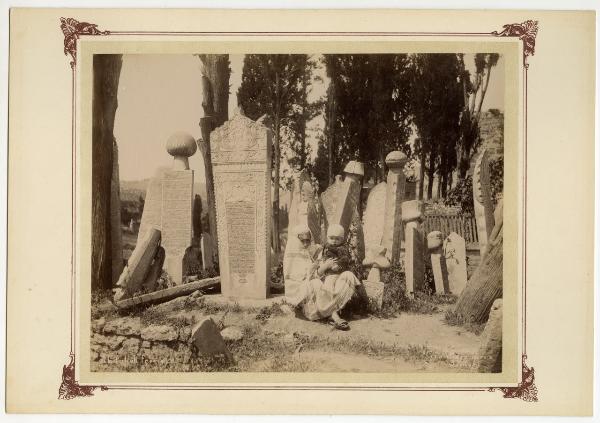 Istanbul - Scutari - Donna con bambino in un cimitero