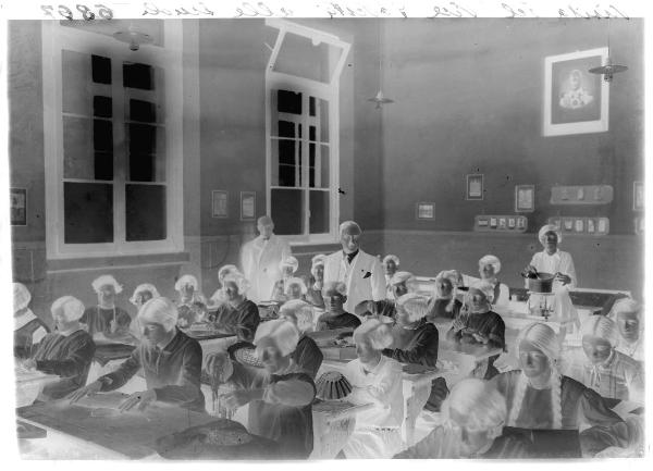 Milano - Scuola di Avviamento al lavoro - visita del vice podestà Morgagni - lezione di cucina