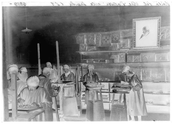 Milano - Scuola di Avviamento al lavoro - lezione di scultura - ritratto di Benito Mussolini