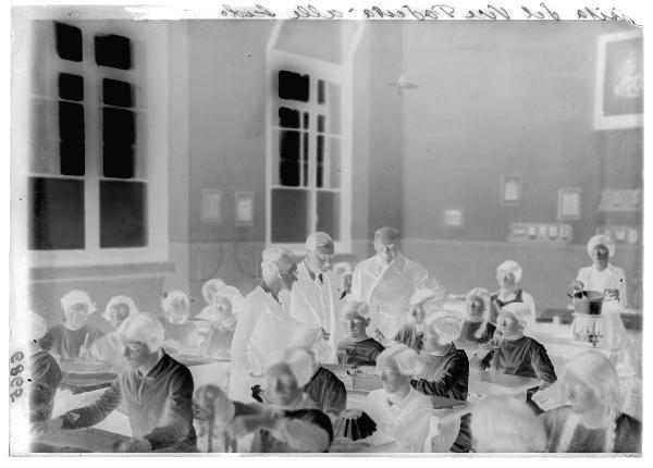 Milano - Scuola di Avviamento al lavoro - visita del vice podestà Morgagni - lezione di cucina