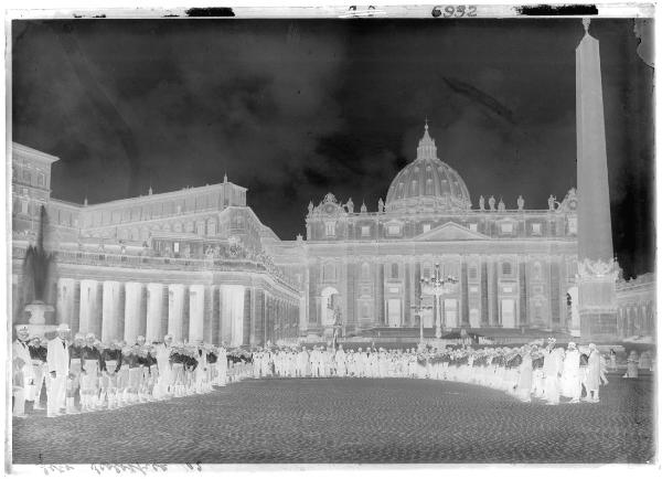 Roma - piazza San Pietro - ritratto di gruppo - scolaresche