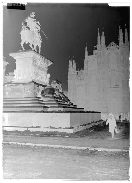 Milano - piazza Duomo - Monumento a Vittorio Emanuele II - paesaggio innevato - passanti