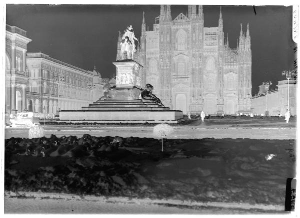 Milano - piazza Duomo - Monumento a Vittorio Emanuele II - paesaggio innevato - passanti - auto