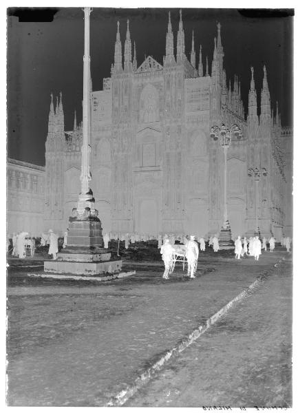 Milano - piazza Duomo - paesaggio innevato - passanti - auto