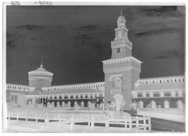 Milano - Castello Sforzesco - Cortile delle Armi - aiuole recintate da siepi - Torre del Filarete