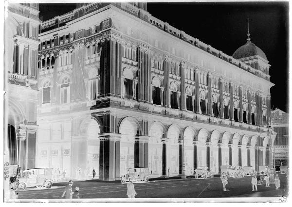 Milano - piazza Duomo angolo via Santa Radegonda - Palazzo della Rinascente - passanti - auto